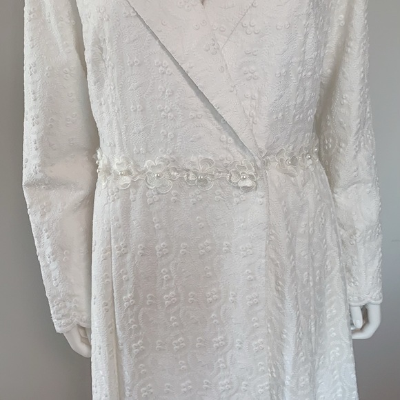 White Dubai cotton embroidered Abaya - Picture 3 of 6